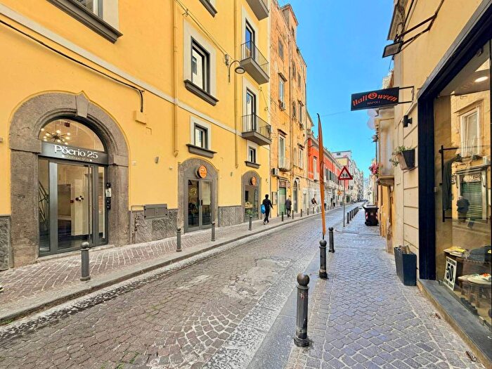 Appartamento quadrilocale in affitto in Via Carlo Poerio, Chiaia, Napoli