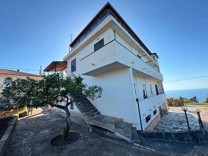 Appartamento trilocale in vendita in Contrada Cocari, Vibo Valentia