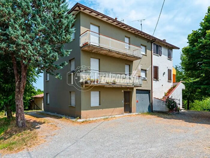 Appartamento trilocale in vendita in Via Paullo Banzola, Casina