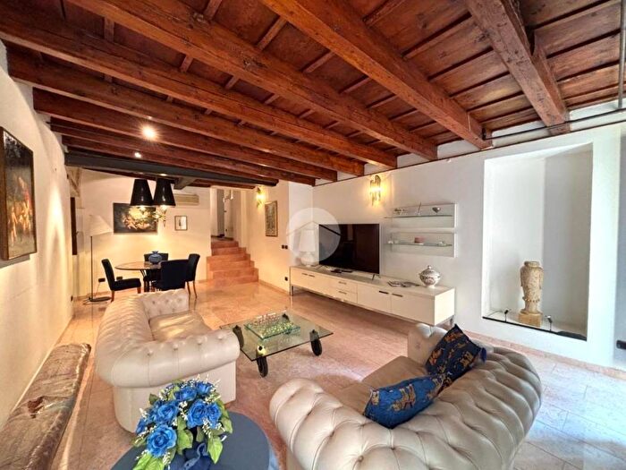 Appartamento trilocale in affitto in Via Cappello, Centro Storico, Verona