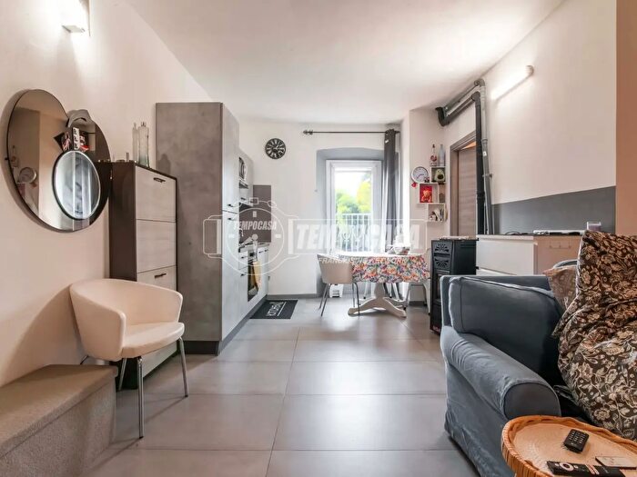 Appartamento trilocale in vendita in Via Borgo, Appiano Gentile