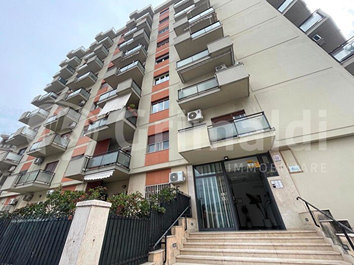 Appartamento con 6 locali in vendita in Viale delle Alpi, Palermo