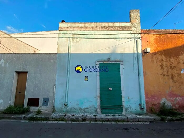 Casa trilocale in vendita in Via Castromediano, Squinzano
