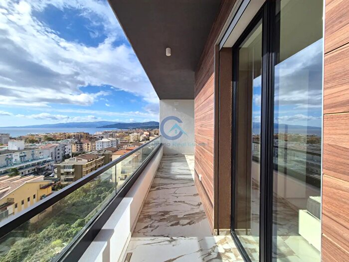 Appartamento quadrilocale in affitto in Viale Crotone, Catanzaro
