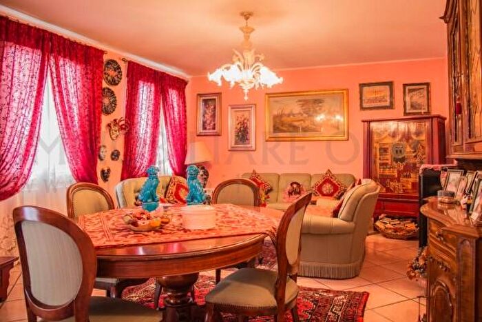 Casa con 10 locali in vendita in Via Santo Stefano, Albignasego