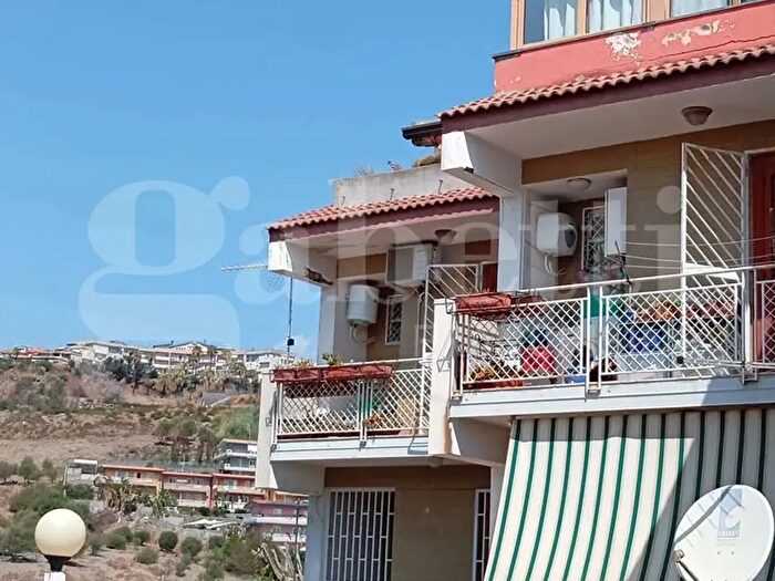 Appartamento bilocale in vendita in Via Litteri, Aci Castello