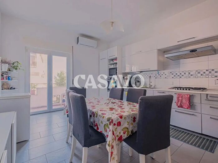 Appartamento con 5 locali in vendita in Roma