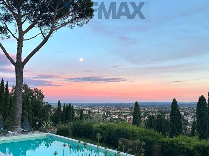 Casa con 16 locali in vendita in Massa E Cozzile