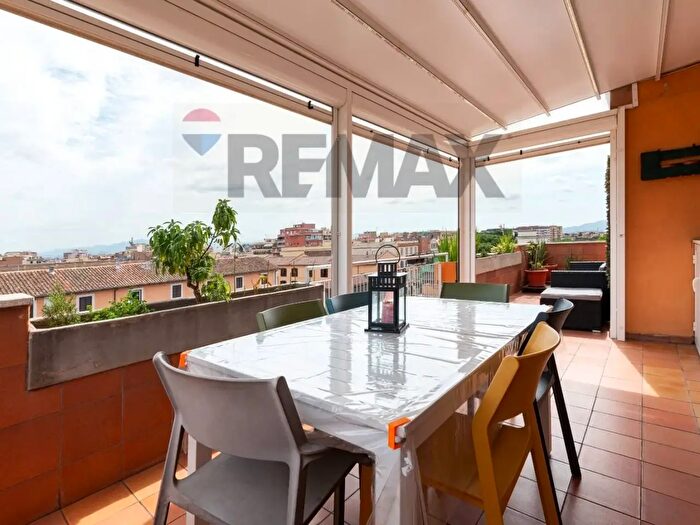 Appartamento trilocale in vendita in Via Nuoro, Roma