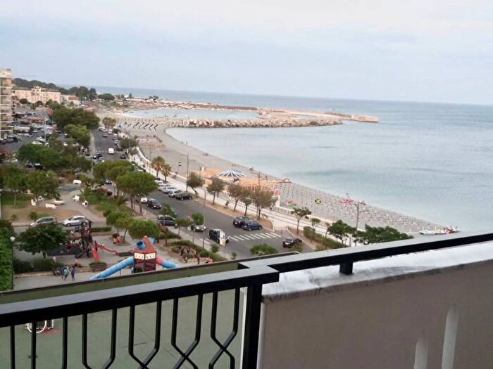 Appartamento quadrilocale in affitto in Via Amerigo Vespucci, Catanzaro Lido, Catanzaro