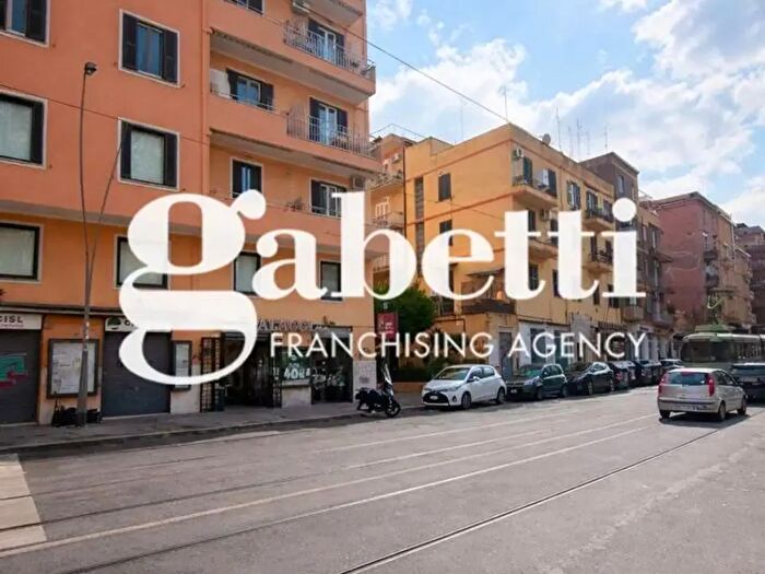 Appartamento trilocale in vendita in Via dei Castani, Roma