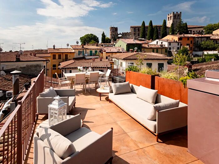 Appartamento con 6 locali in vendita in Desenzano Del Garda