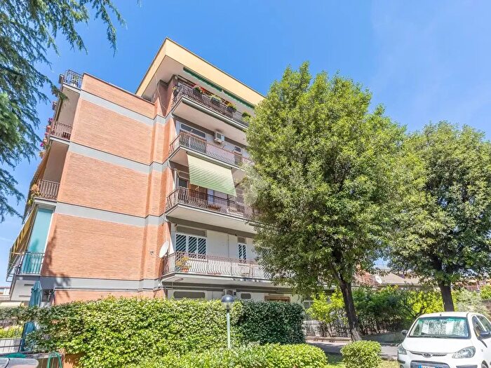 Appartamento trilocale in vendita in Via Aurelio Mistruzzi, Roma