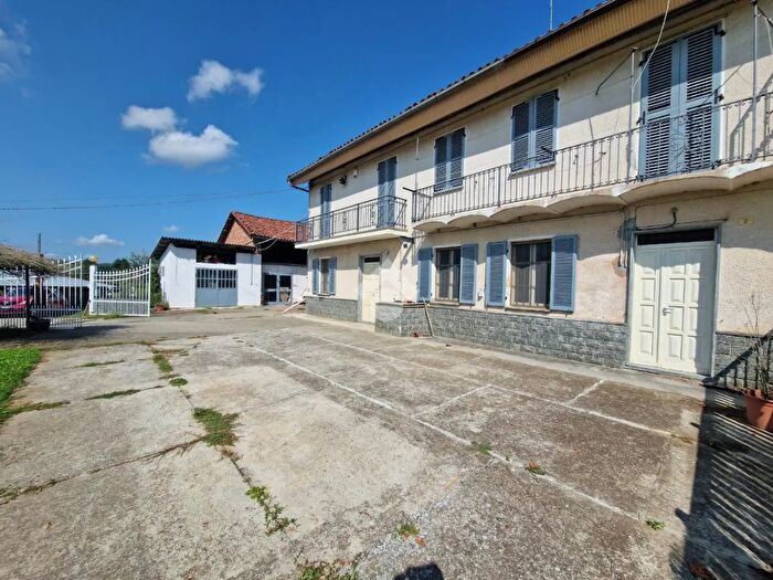 Casa con 6 locali in vendita in Via Serra Cora, Monale