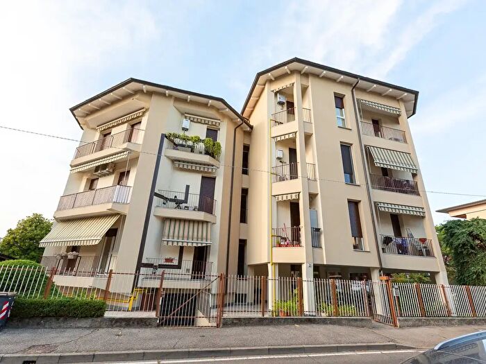 Appartamento trilocale in vendita in Via Alberto da Giussano, Monza