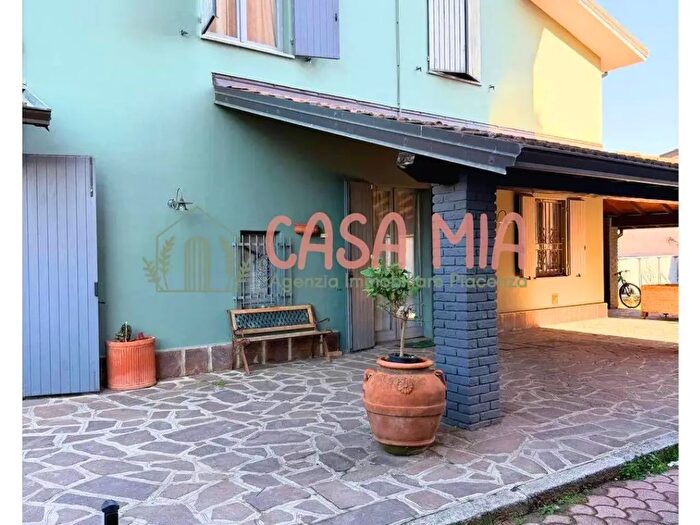 Casa con 5 locali in vendita in Via Agazzano, Rottofreno