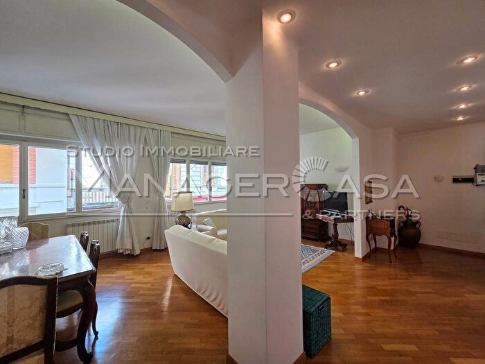 Appartamento trilocale in affitto in Piazza Matteo Canessa, Centro Interno Ferrovia, Rapallo