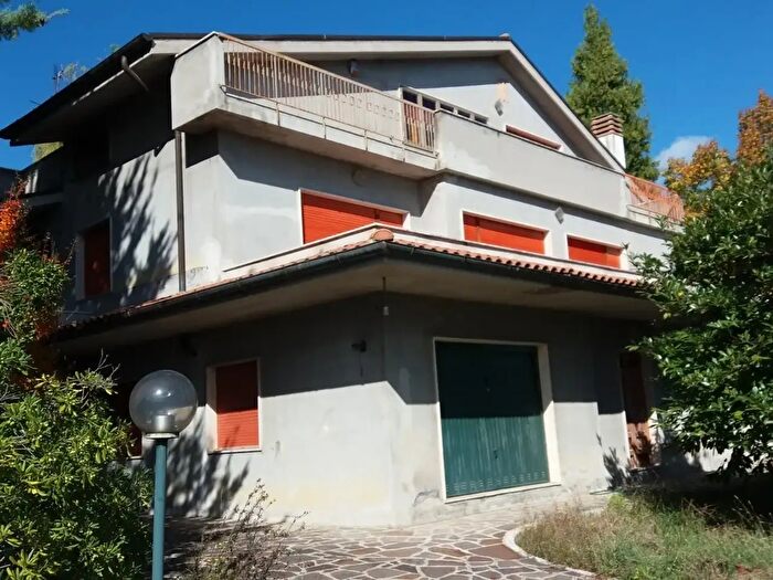 Casa con 14 locali in vendita in Strada Via San Salvatore, Castiglione Messer Raimondo