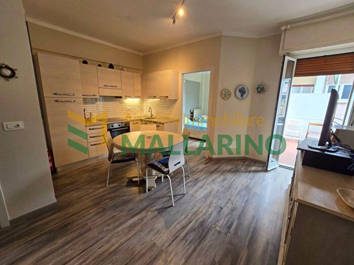 Appartamento trilocale in affitto in Via Abate Bolognani, Centro, Finale Ligure