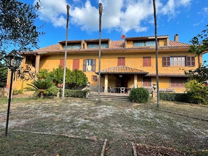 Casa con 6 locali in vendita in Via Papazzano, Velletri