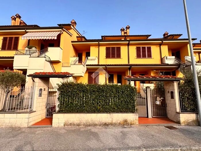 Casa quadrilocale in vendita in Via Tobbianese, Prato