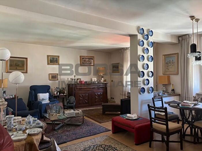 Appartamento con 8 locali in vendita in Via Enrico Mayer, Livorno