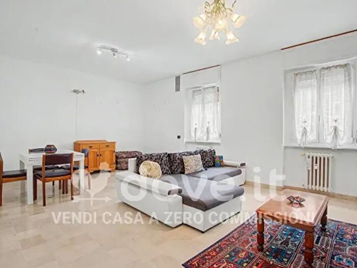 Appartamento trilocale in vendita in Piazza Vittorio Veneto, Laveno Mombello