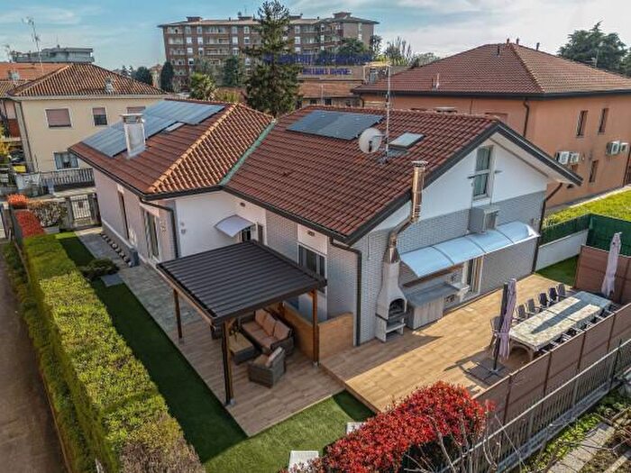 Casa con 6 locali in vendita in Via Enrico Toti, Paderno Dugnano