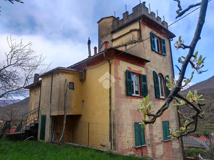 Casa con 7 locali in vendita in Località Sorriva Inferiore, Montoggio