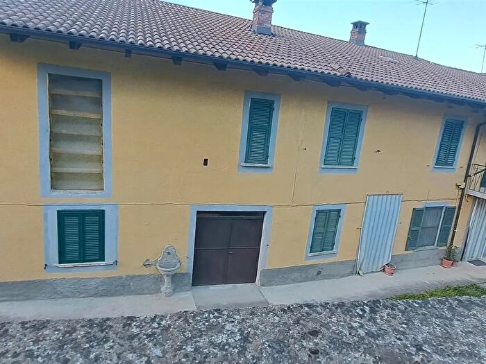 Casa con 8 locali in vendita in Bistagno