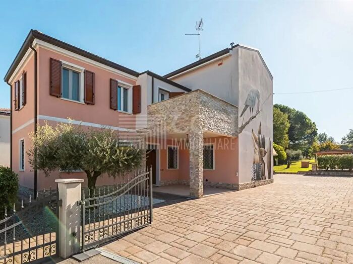 Casa con 6 locali in vendita in Via Superiore, Bagnacavallo