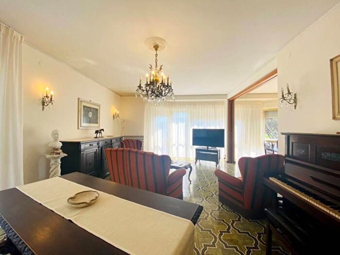 Appartamento con 6 locali in affitto in Via IV Novembre, Centro, Forte dei Marmi