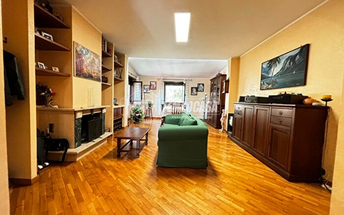 Appartamento quadrilocale in vendita in Via Segrate, Roma