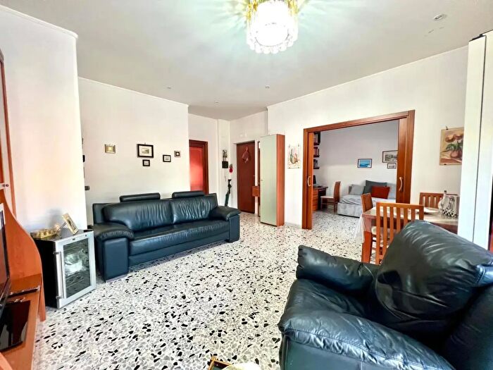 Appartamento quadrilocale in vendita in Via Terracina, Napoli