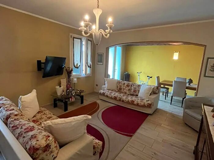 Casa con 8 locali in vendita in Guastalla
