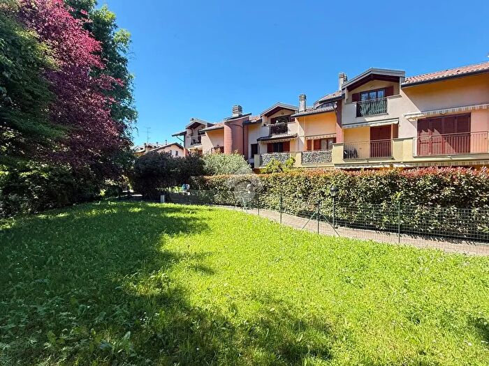 Appartamento con 5 locali in vendita in Via Privata Saint Germain Laprade, Calco