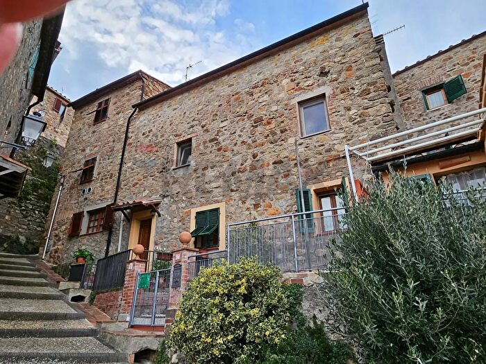 Casa con 11 locali in vendita in Pomarance