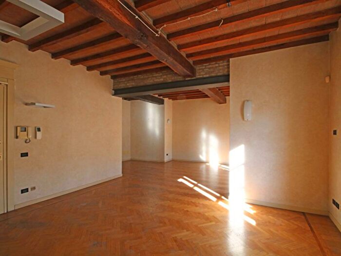 Appartamento trilocale in affitto in Borgo Amadio Ronchini, Centro Storico, Parma