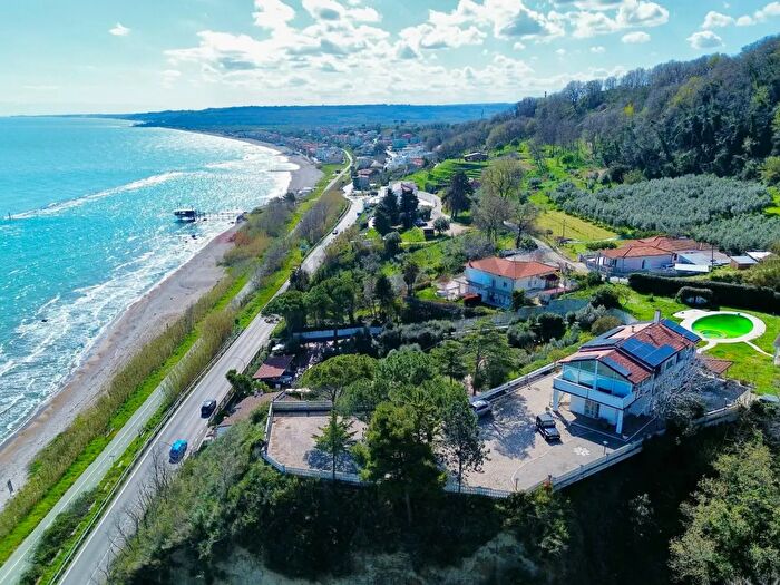 Casa con 10 locali in vendita in Fossacesia