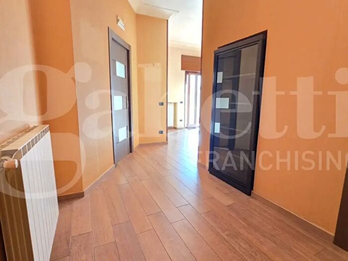 Appartamento trilocale in vendita in Via Bagnoli, Napoli