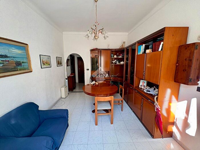 Appartamento trilocale in vendita in Via Verona, Genova