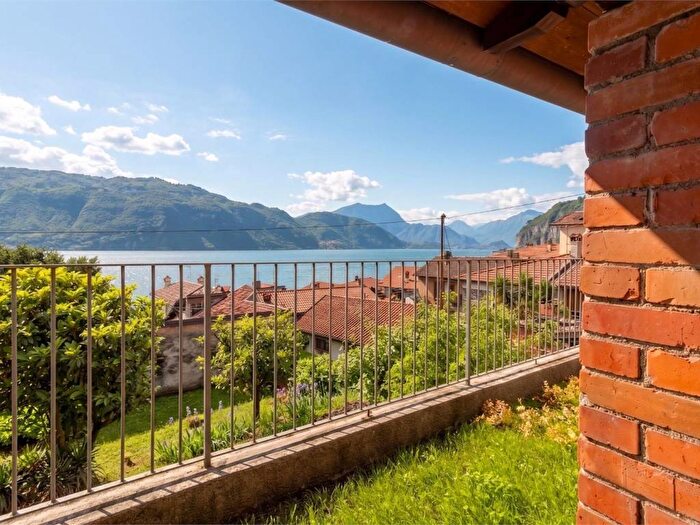Casa bilocale in affitto in Contrada Maggiore, Centro, Mandello del Lario
