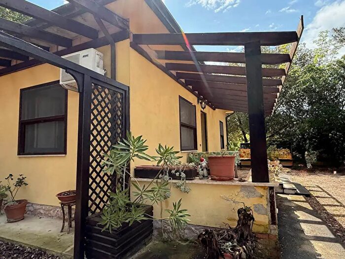 Casa quadrilocale in vendita in Bettona