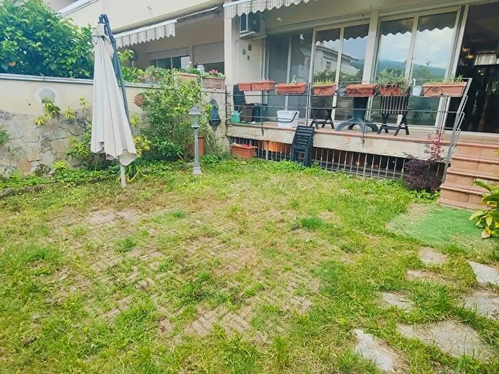 Casa con 5 locali in vendita in Luni