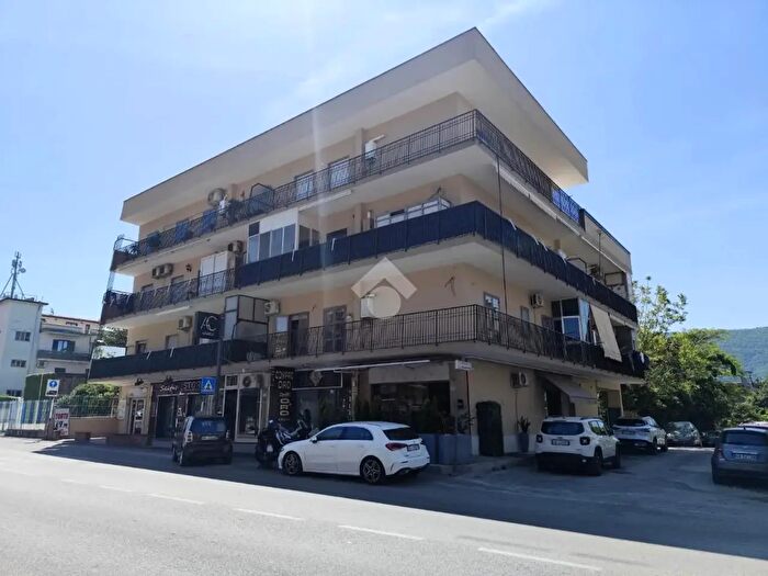 Appartamento trilocale in vendita in Via Giovanni De Tora, Santa Maria A Vico