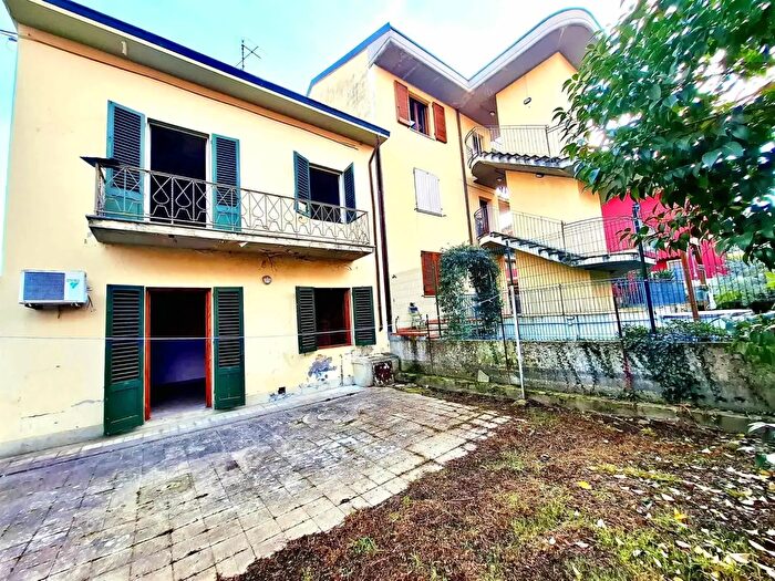 Casa con 6 locali in vendita in Signa