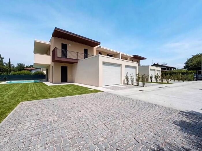 Appartamento trilocale in vendita in Desenzano Del Garda