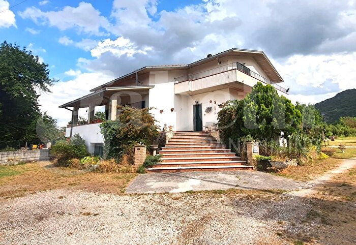 Casa con 7 locali in vendita in Via Borgo Incile a, Avezzano