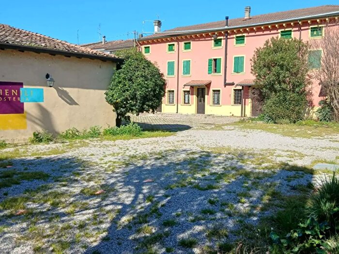 Casa con 10 locali in vendita in Roverbella