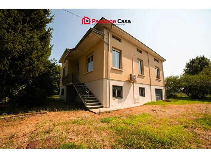 Casa con 6 locali in vendita in Parma